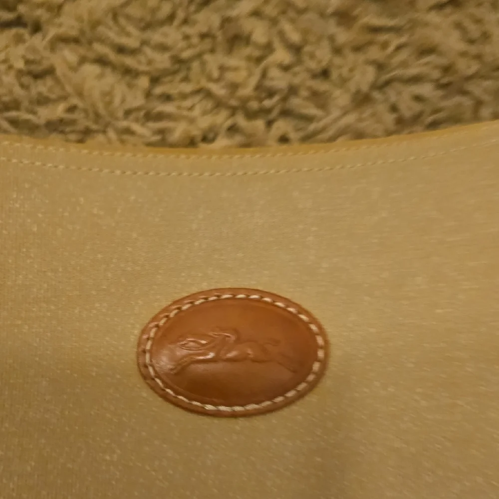 Elegant Longchamp Tan Shoulder Bag - Picture 4 of 15